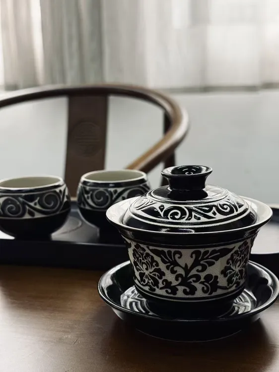 磁州窑黑刻缠枝牡丹盖碗·