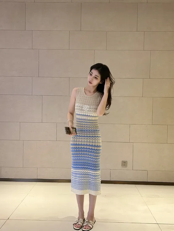 小香风气质山茶花无袖背心连衣裙女夏季渐变条纹针织裙子修身长裙