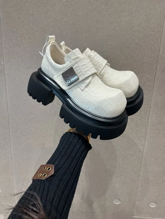 欧货英伦风石头纹漆皮鞋女2025春季新款厚底增高级感时尚百搭单鞋