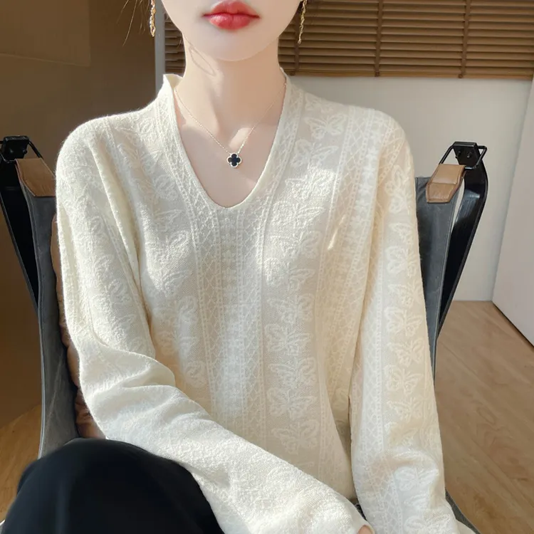 2025秋冬新款气质V领宽松针织衫女软糯毛衣超洋气钩花打底上衣79