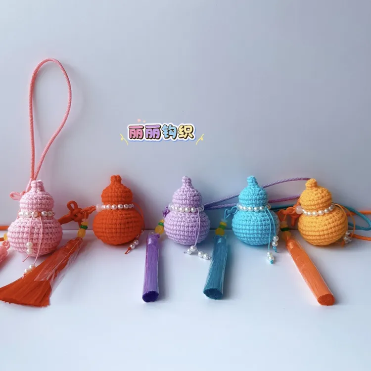 手工毛线钩织七彩葫芦车挂成品