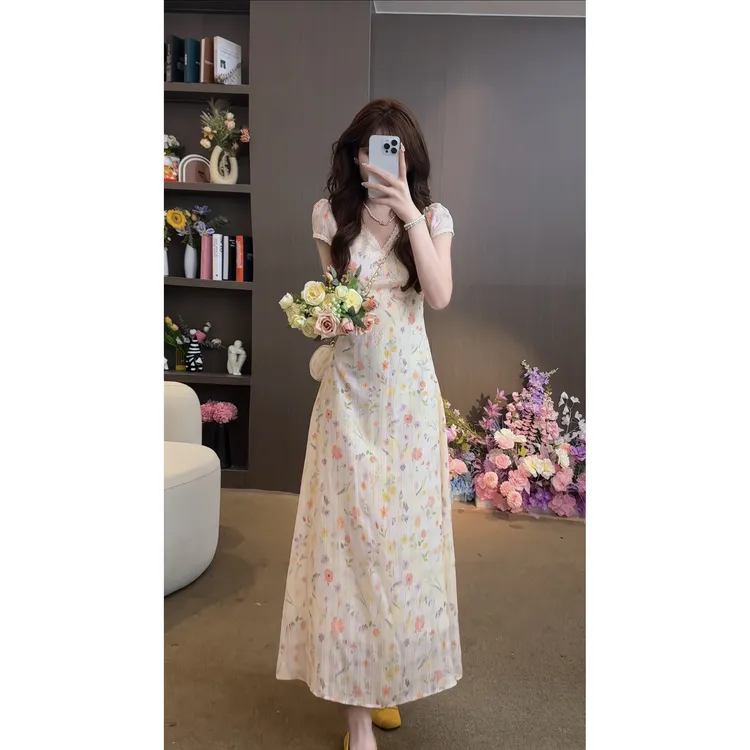 茶歇时尚碎花V领连衣裙女2025夏季新款绑带收腰显瘦长款裙子9005