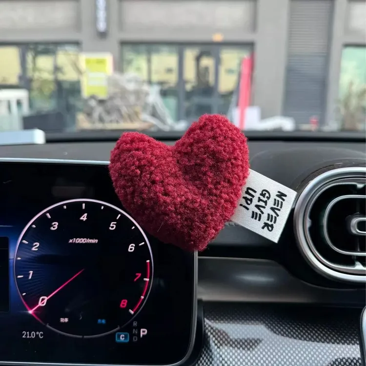 2025汽车毛绒爱心摆件心形可爱中控台车载摆件女生汽车内饰装饰品