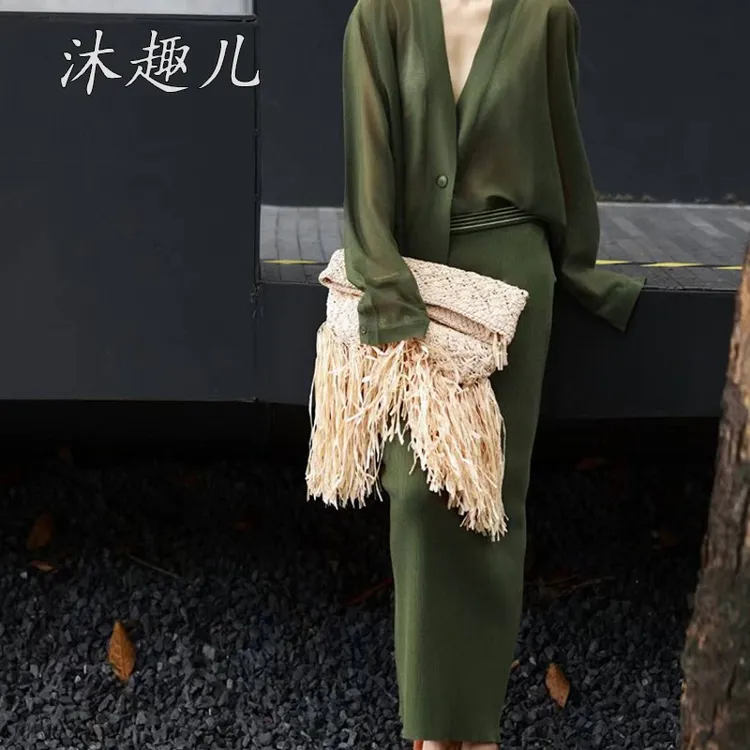 秋季韩系穿搭一整套女2025新款慵懒风绿色深V领开衫包臀半身长裙