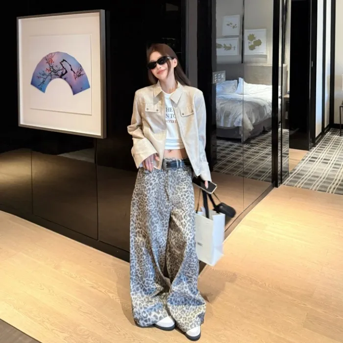 卡其色翻领长袖皮衣外套女秋季宽松pu皮夹克豹纹牛仔阔腿裤两件套