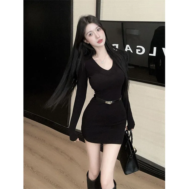 2025秋季新款纯欲V领辣妹气质百搭修身收腰包臀内搭连衣裙带皮带
