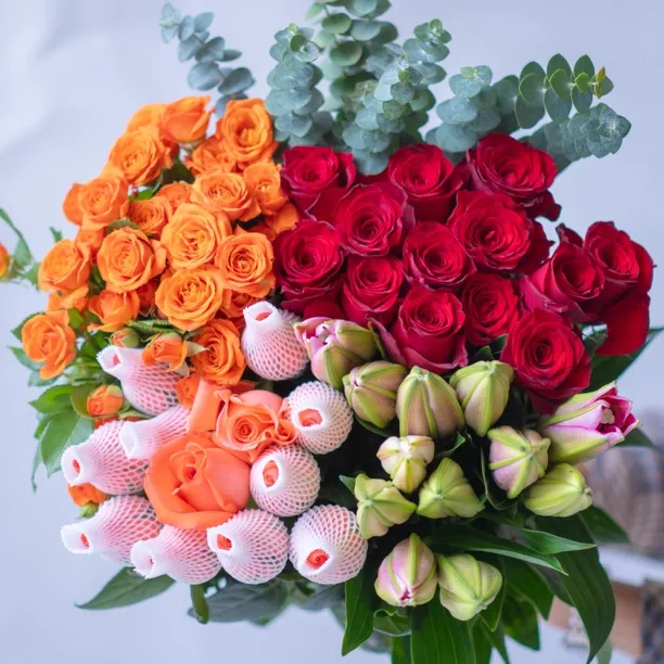 红玫瑰+粉玫瑰+香水百合+多头玫瑰+配草+营养液2包