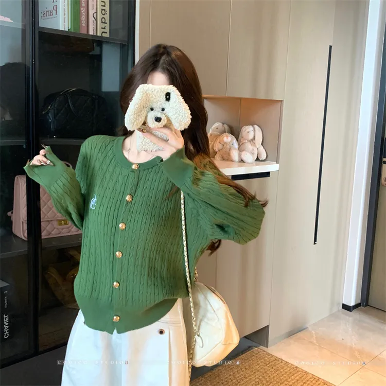 大码女装秋冬胖mm绿色针织金属扣长袖开衫麻花设计感小众毛衣外套