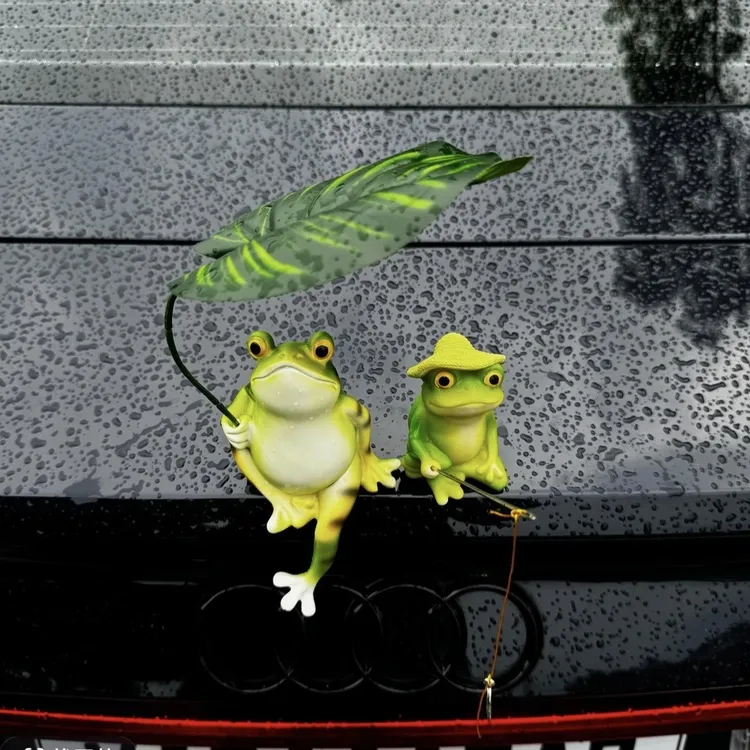 汽车车载可爱青蛙撑伞青蛙钓鱼创意玩偶车尾中控台摆件外部装饰品