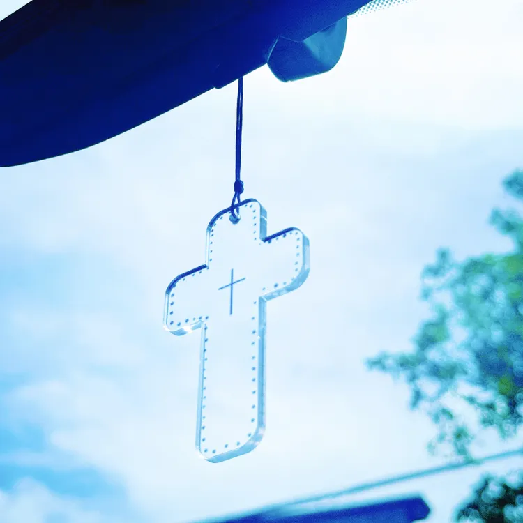 新皮袋NEWINESKIN：十字架车载挂件 亚克力蓝色 ins简约