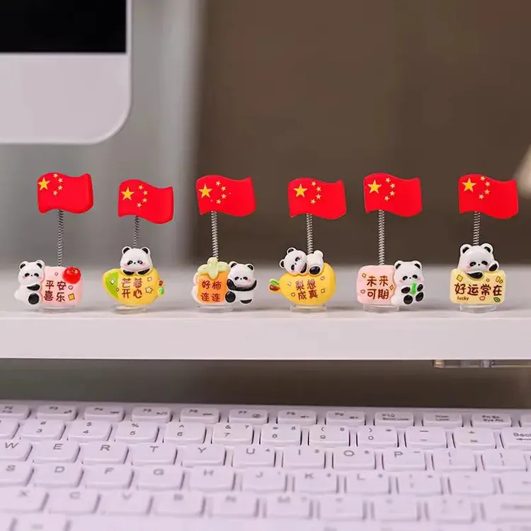 可爱创意国庆五星红旗汽车摆件爱国熊猫国旗电动车车载中控台内饰