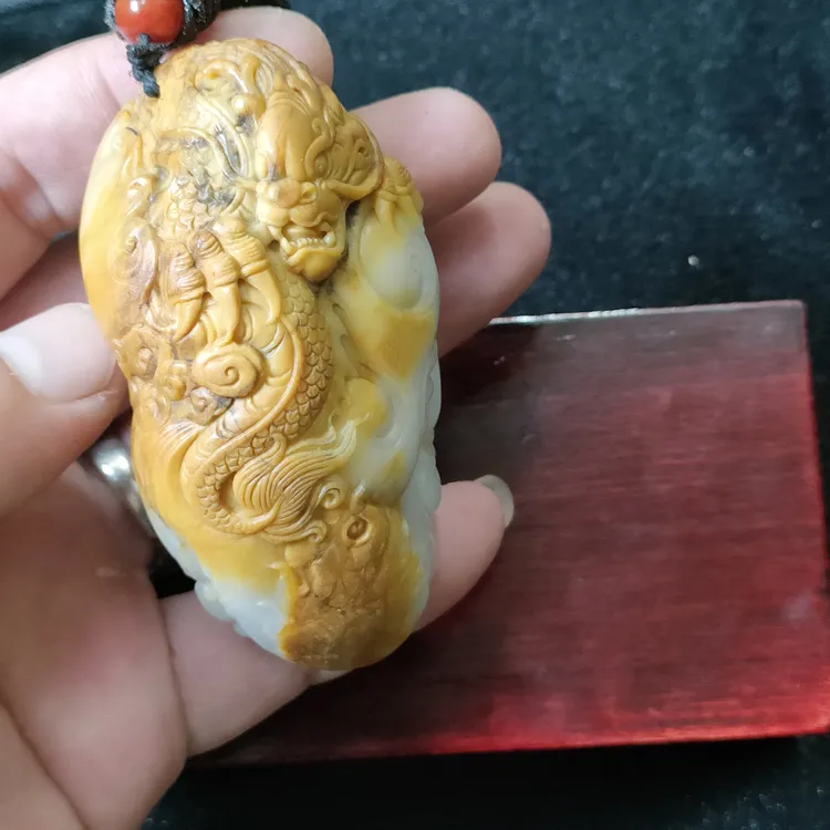 特色俏色黄皮龙牌