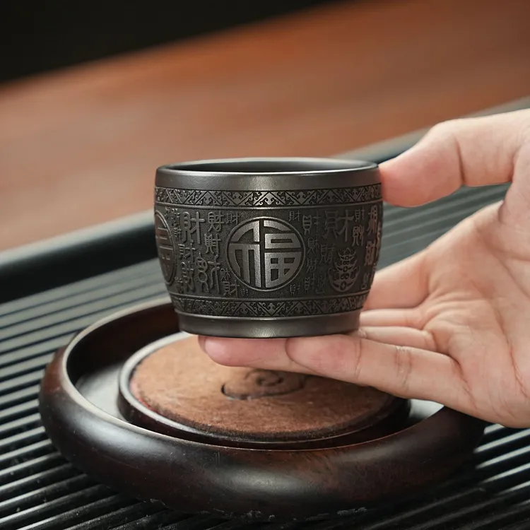 宜兴全手工紫砂茶具原矿石黄泥料刻绘百财主人杯品茗杯