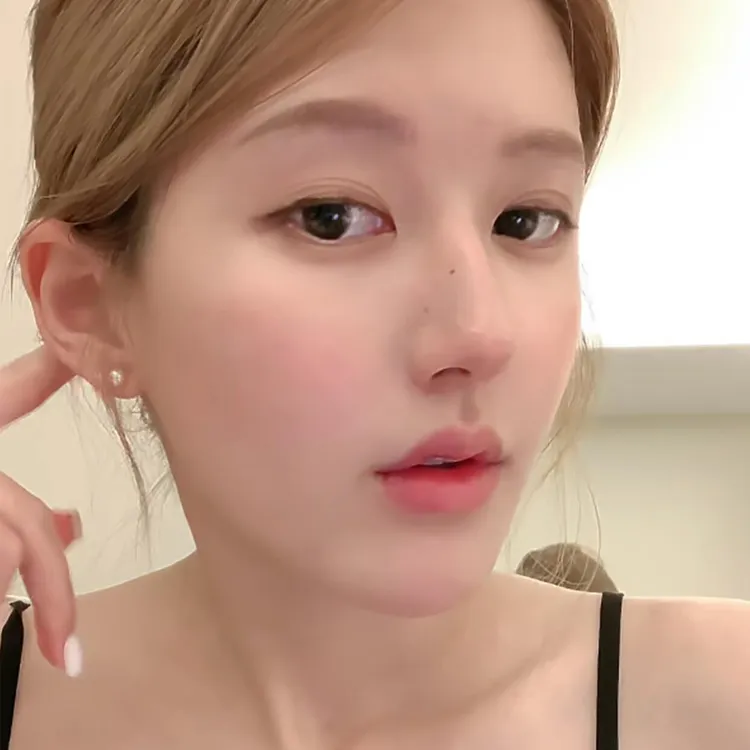 铜合金耳饰 许妍同款米色极光幻彩珠珠耳钉女小巧精致耳环耳饰潮