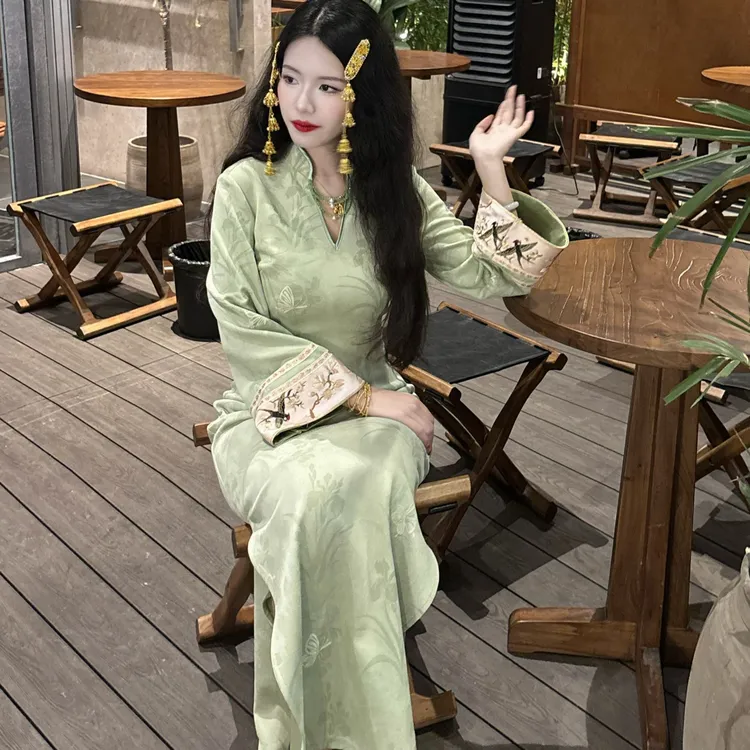 LHMknk1画报夫人原创自制秋冬温柔麂皮绒刺绣珠链旗袍 豆绿伊人