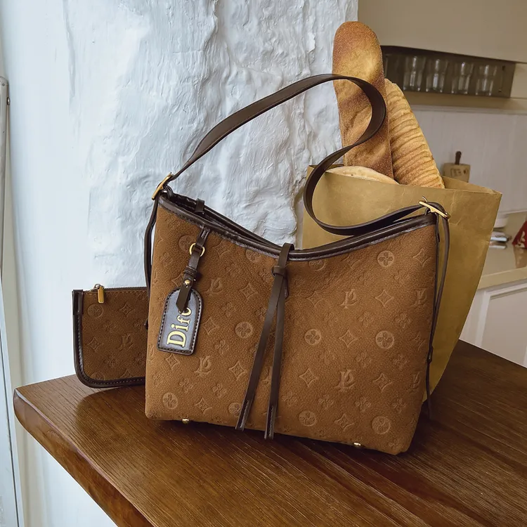 2025秋冬新款绒面单肩斜挎托特包百搭耐磨压花复古休闲时尚子母包