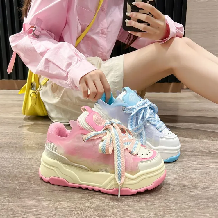 2025女春秋季爆款高颜值多巴胺鞋子厚底内增高面包休闲板鸳鸯鞋潮