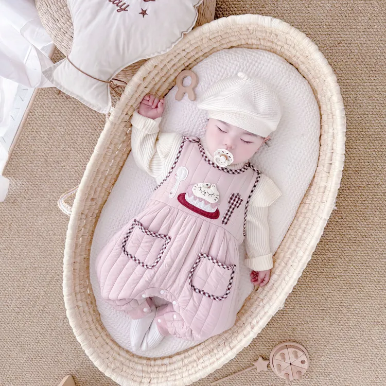 婴儿冬季背带裤套装韩系甜美风女宝宝连体衣小月龄爬服外出服冬款