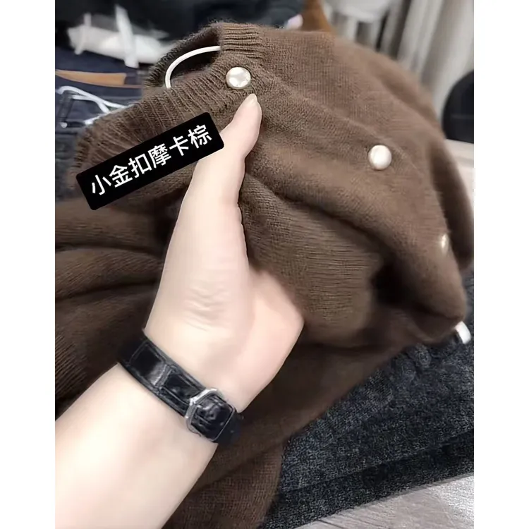 今年流行穿搭2025秋冬新款温柔风小金扣摩卡棕开衫款针织长袖上衣