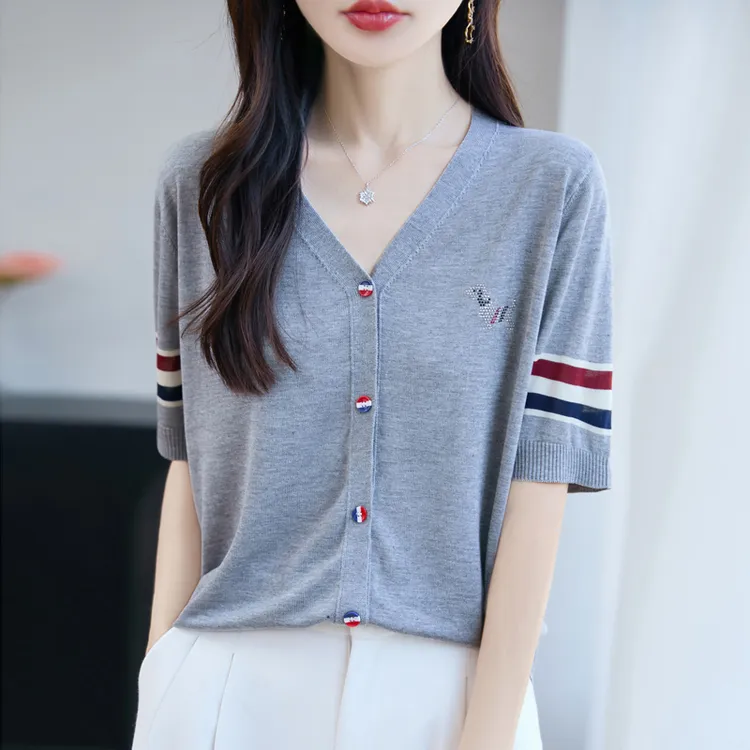 哥弟阿玛施正品莱赛尔天丝夏季v领刺绣小狗针织短袖t恤女开衫百搭