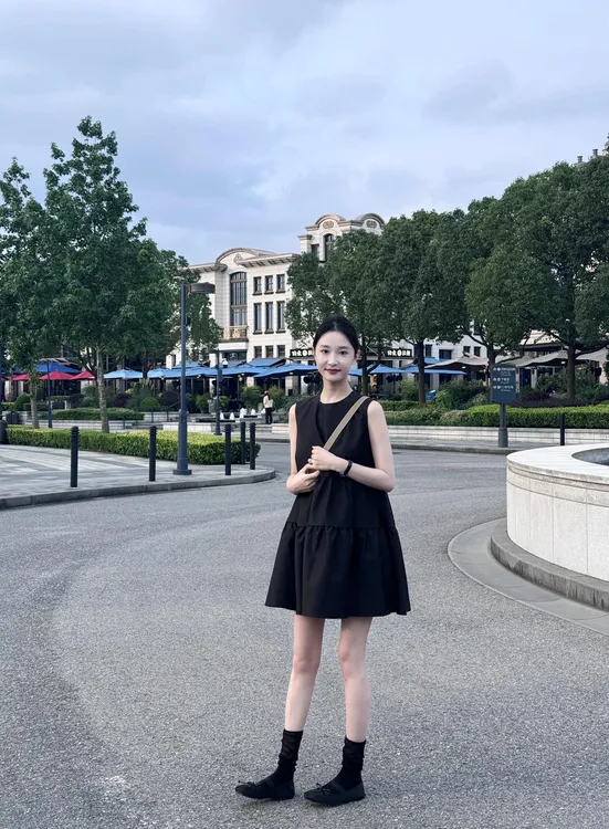 2025夏季新款韩系圆领气质显瘦无袖拼接A摆宽松娃娃连衣裙