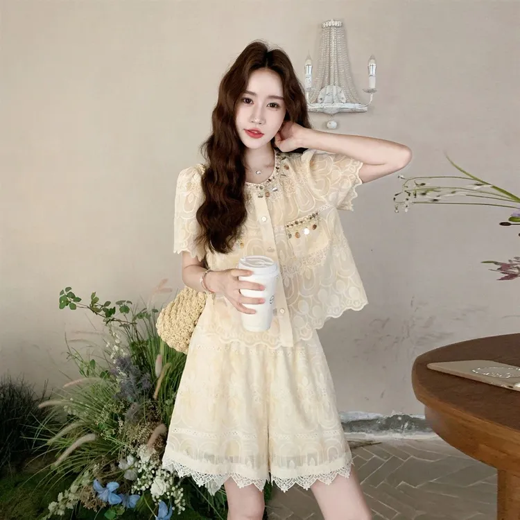 夏日ootd穿搭一整套女2025超巨好看独特绝美刺绣上衣短裤两件套