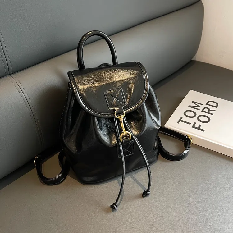 黑色双肩包小众设计女双肩包简约外出小背包大容量黑色轻便书包