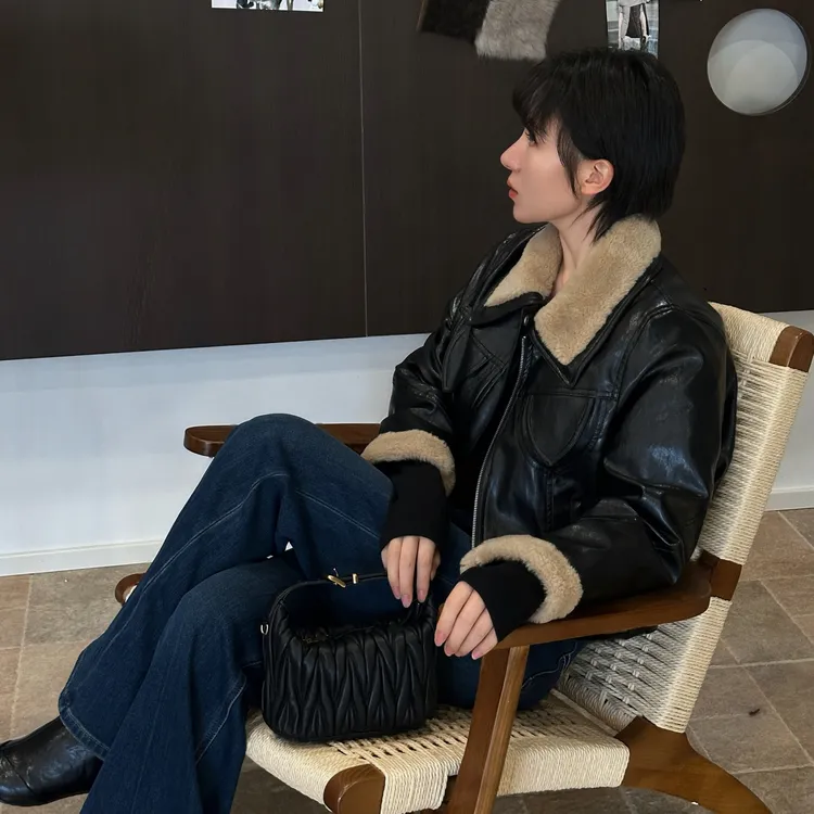 【郝洁】“时髦酷拽”复古拼接包袖短款宽松型皮衣外套鹅绒服2363