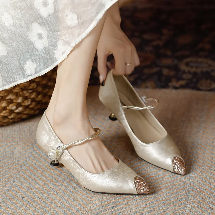 新国风尖头3公分软皮高跟鞋女法式小跟不累脚一字带猫跟尖头单鞋