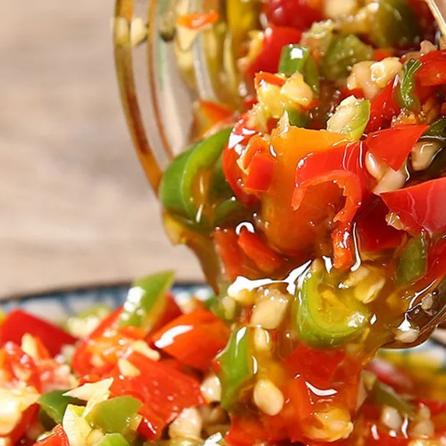 湖南特产青红剁椒酱蒜蓉味鲜辣下饭拌面拌饭辣椒酱