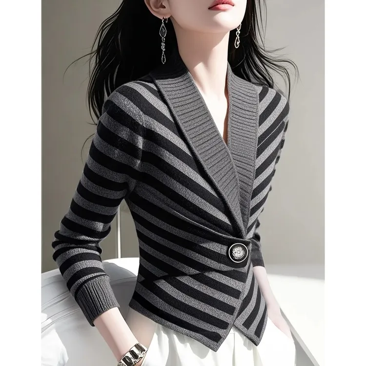 今年流行的漂亮毛衣女2024新款冬季气质慵懒高级感条纹内搭针织衫