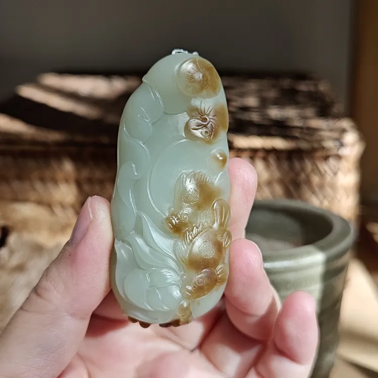 【年年有余】新疆和田玉老坑且末山料糖青玉把玩件