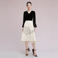 【晨粉专享价】高级感珠光刺绣v领收腰钉珠舒适长袖连衣裙女