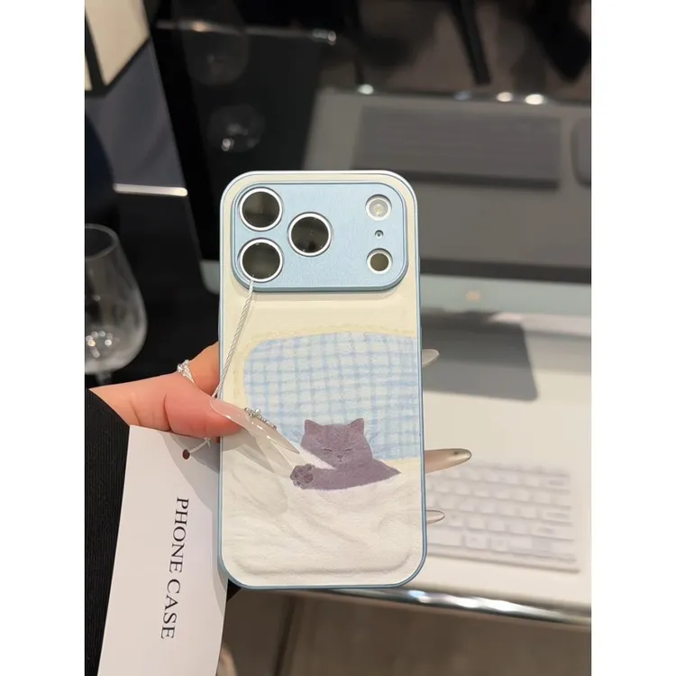 可爱睡觉小猫适用苹果17/16pro金属皮纹手机壳vivo小米华为oppo