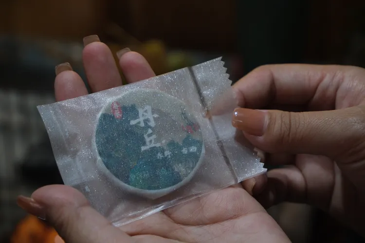 云南大叶种野韵晒红毛茶丹丘（赤野古晒）200克（8克×25片士1克）