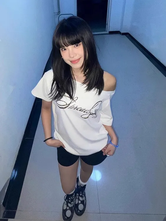韩系白色字母慵懒风一字领斜肩短袖T恤女夏宽松气质显瘦高级上衣