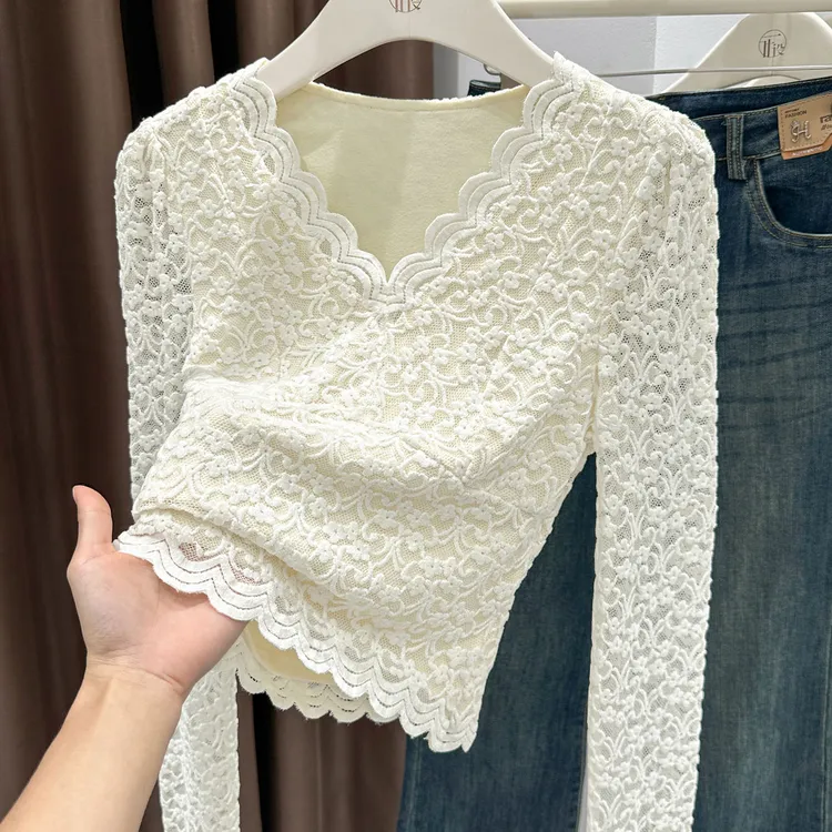 杏色V领波浪边设计感长袖上衣秋冬新款薄绒保暖修身打底衫短款T恤