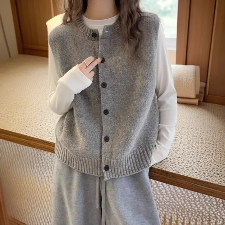 软糯洋气灰色法式慵懒风针织马甲开衫2025秋冬新款宽松毛衣背心