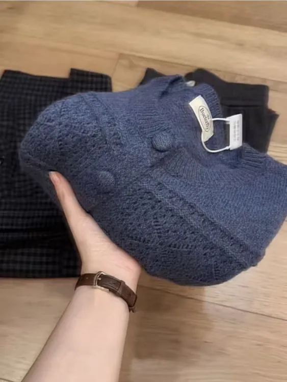 七言家新品！#秋冬蓝眼泪镂空包扣毛衣开衫@