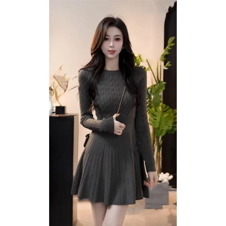 法式复古气麻花针织连衣裙女2025秋冬修身收腰显瘦百搭打底小黑裙