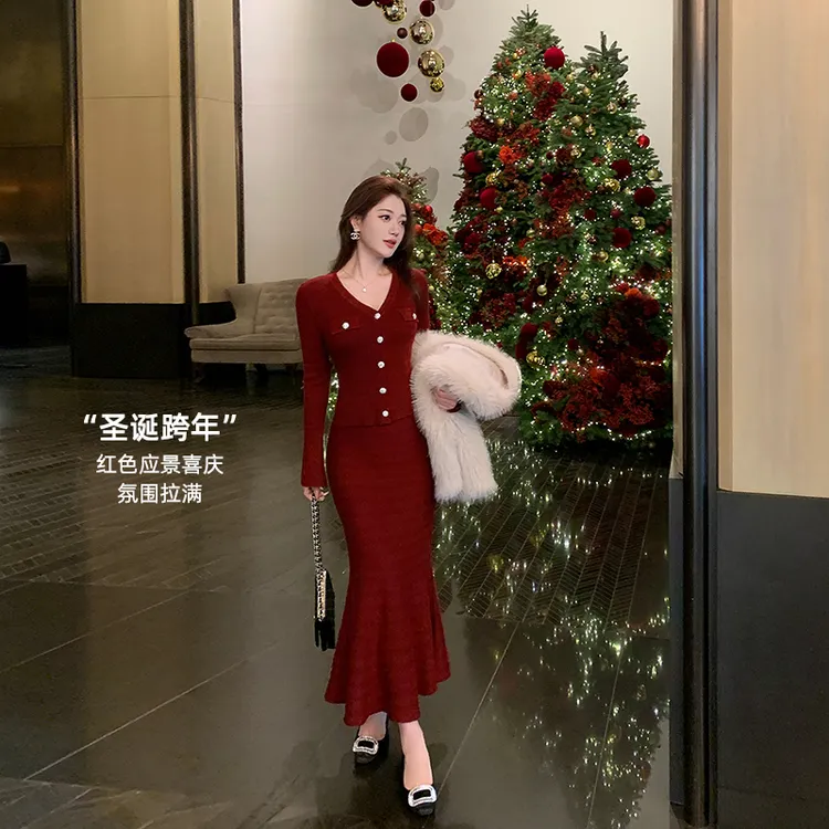 林关关【暖焰星光】圣诞红小香风V领开衫＆高腰鱼尾包臀半身裙套装