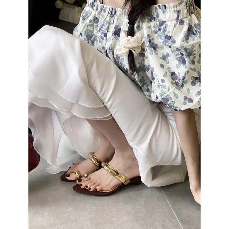 2025夏季新款尖头套趾粗跟低跟女鞋金属扣件时尚百搭网红一字凉拖