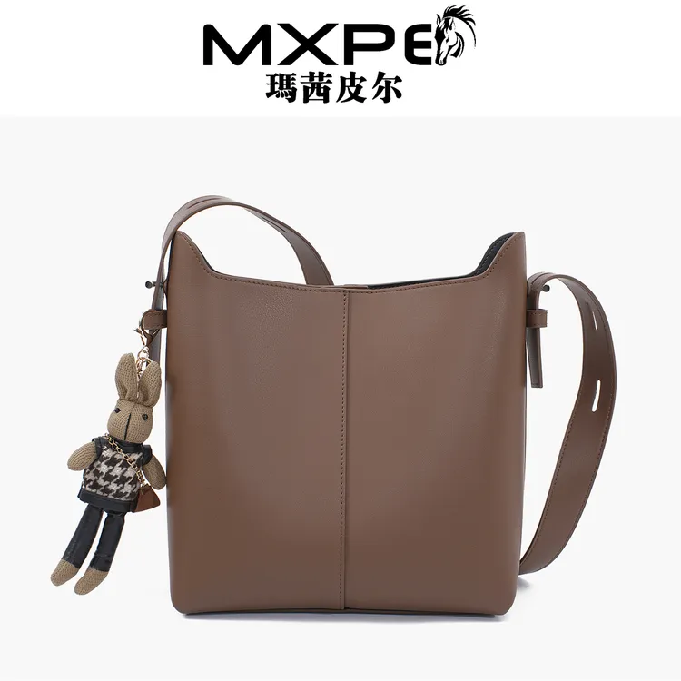 女士斜挎包时尚爆款单肩水桶包2025新款简约可爱兔子挂件斜挎潮包