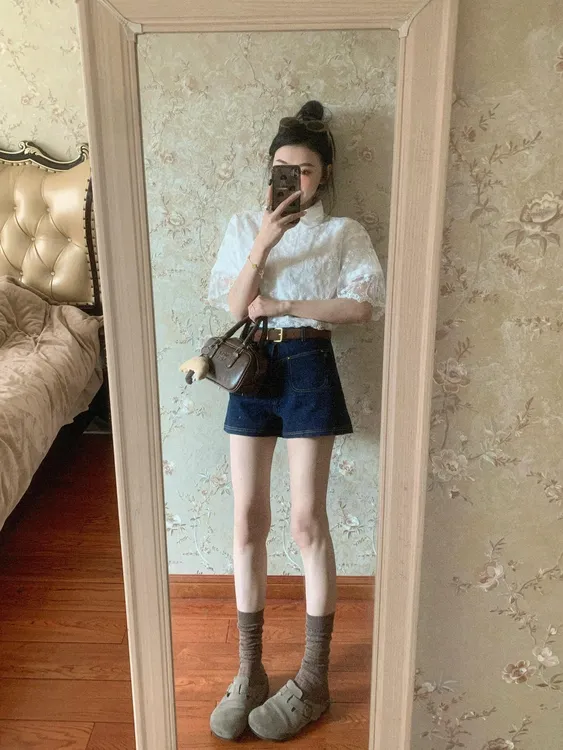 2025春季新款韩版高级气质法式蕾丝上衣设计感复古牛仔短裤套装