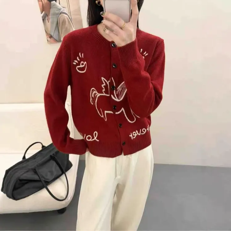 9096大码女装秋冬新款圆领长袖小马刺绣图案宽松百搭针织开衫上衣