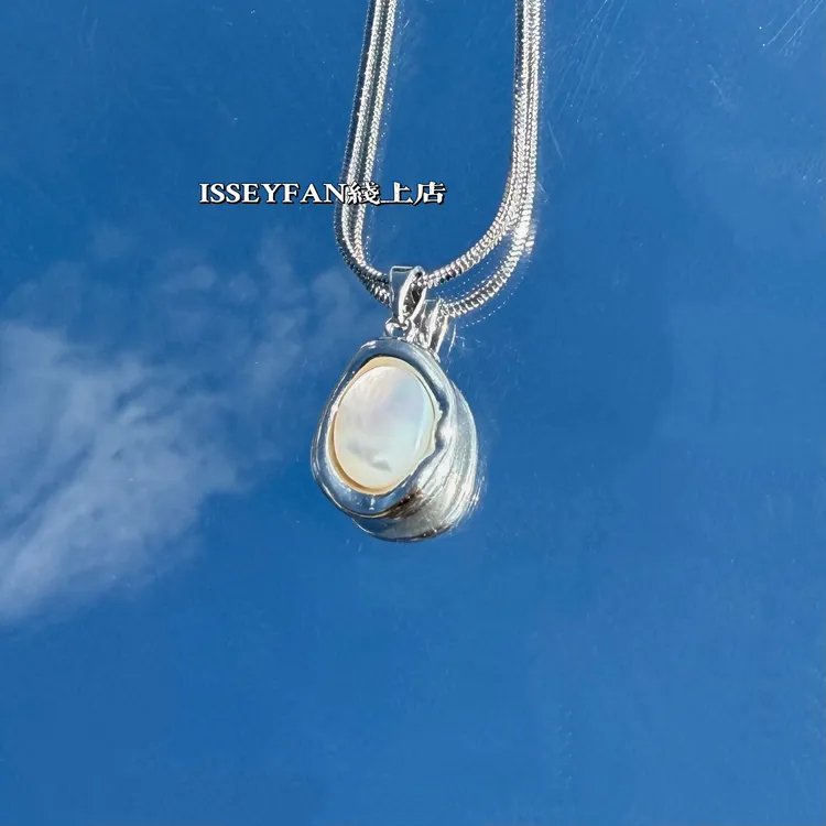 钛钢项链 轻奢天然贝母 “怀中抱月”精致气质高级镶嵌小众原创项链