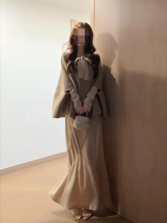 2025秋季穿搭一整套女小香风卡其色斗篷外套搭配连衣裙气质两件套