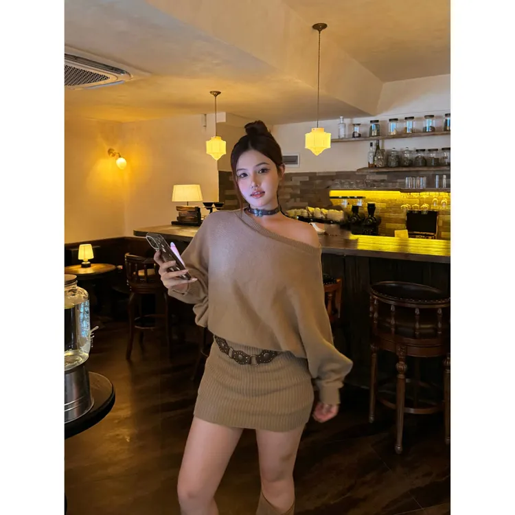 Bear Chilii熊熊【浅枫日落】秋冬新款针织连衣裙纯欲风斜肩裙子女