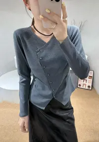 网红春秋千金风纯色V领秋冬T恤长袖打底衫纽扣常规款