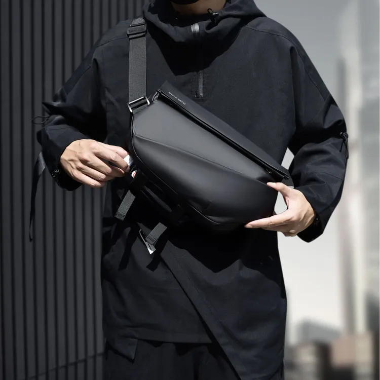 高档户外男士斜挎胸包斜挎包骑行包机车运动新款潮流可爱通勤包